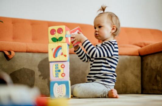 Tunteiden kehityksen ratkaiseva rooli vauvan ensimmäisenä vuotena