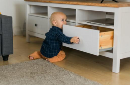 Lapsiturvallisuus kotona: Välttämättömät turvalukot laatikoille ja laitteille