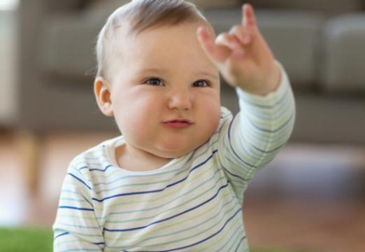 Vauvan viittomakielen kognitiiviset hyödyt vauvan aivojen kehitykselle